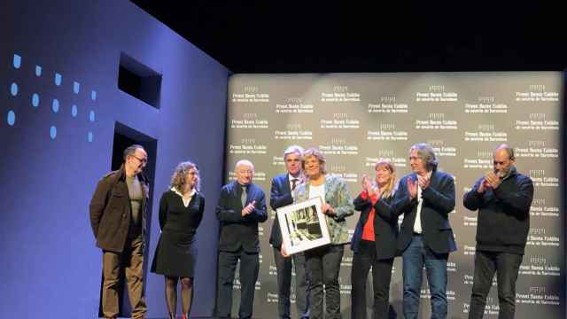 Sylvia Lagarda-Mata recoge el Premio Santa Eulàlia de novela, en el Teatre Goya