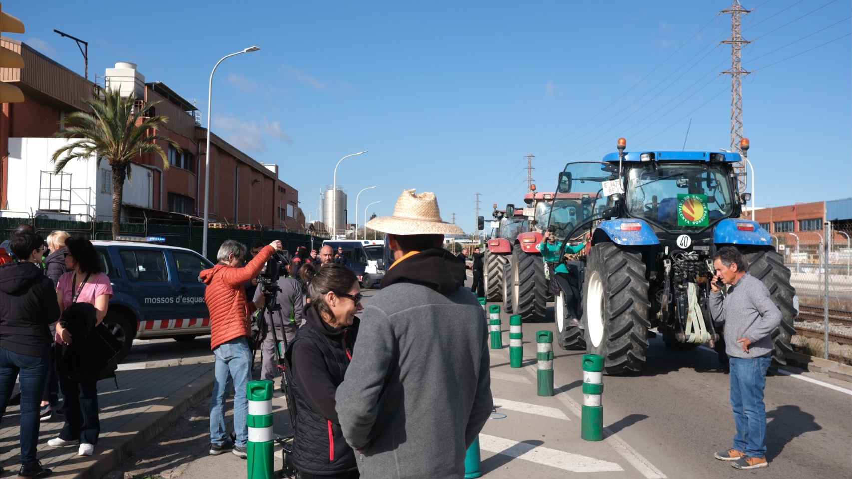 Los agricultores bloquean las entradas a Mercabarna en Barcelona