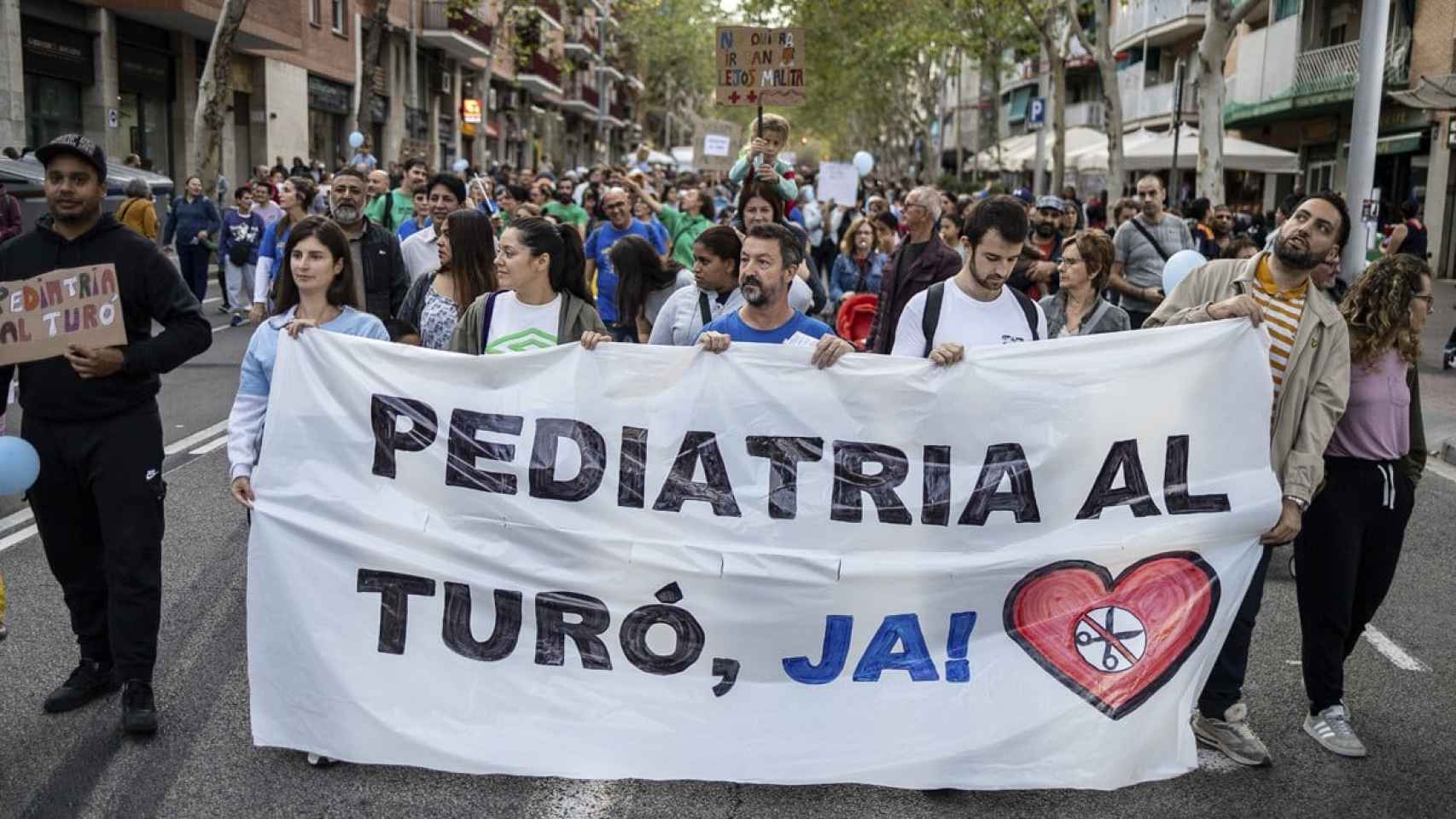 Manifestación para pedir el servicio de pediatría en el CAP Turó, en Nou Barris