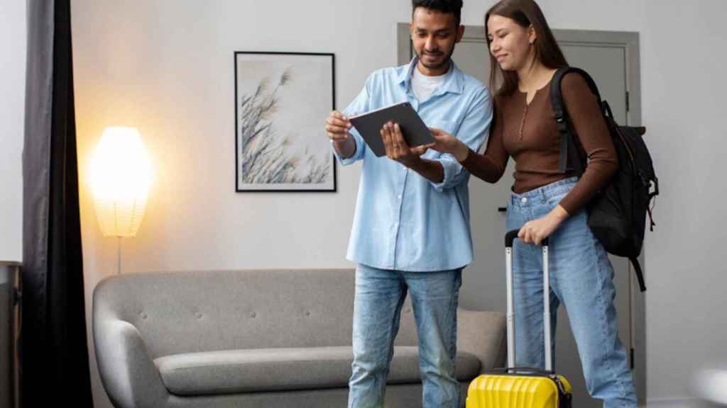 Una pareja en un apartamento turístico