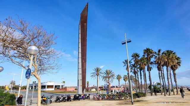 Los tres famosos obeliscos de la playa de Barcelona que son tres signos del zodíaco