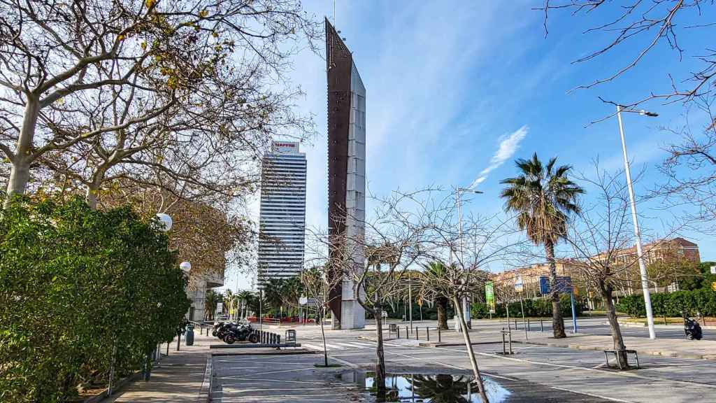 Una de las tres esculturas del paseo marítimo de Barcelona