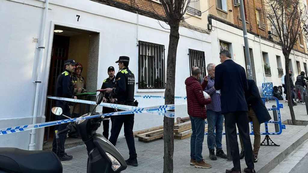 Servicios de emergencia, policía y Albiol en la calle Canigó de Badalona este miércoles