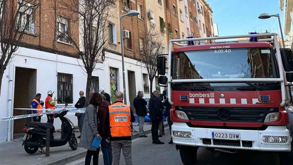 Bomberos en la calle Canigó de Badalona este miércoles