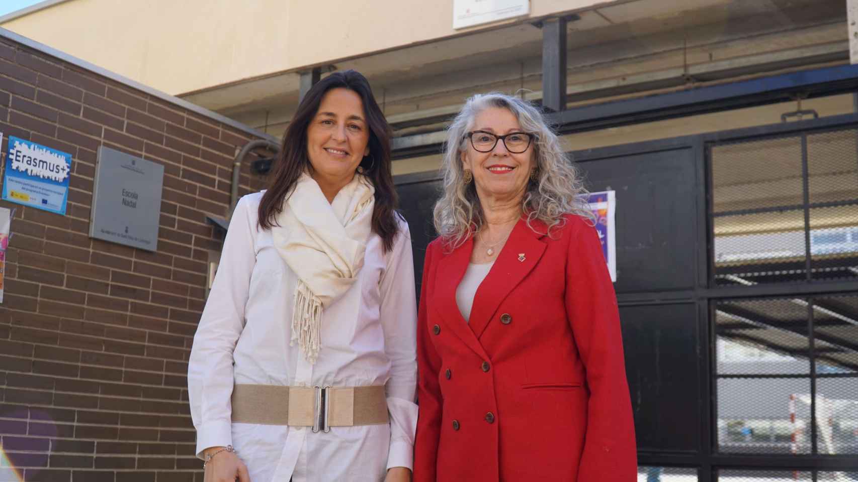 Esther Niubó junto a Lourdes Borrell, alcaldesa de Sant Feliu, en la Escola Nadal