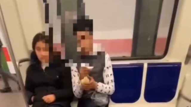 Captura de pantalla del vídeo del hombre molestando a una mujer en el metro de Barcelona