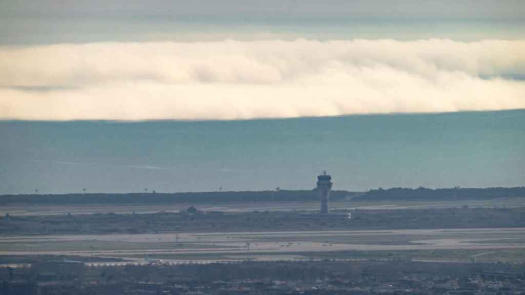 Un espectacular fenómeno meteorológico engulle la costa litoral de Barcelona