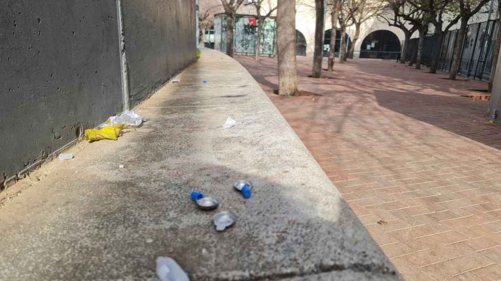 Restos de drogas en los jardines de Sant Pau del Camp, en el Raval