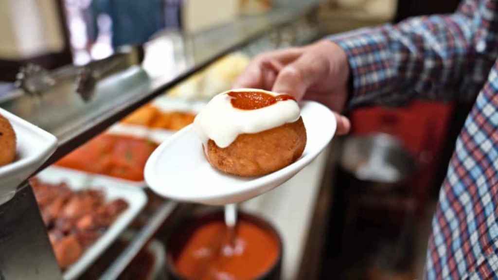 Una tapa de 'bomba' de la Cova Fumada