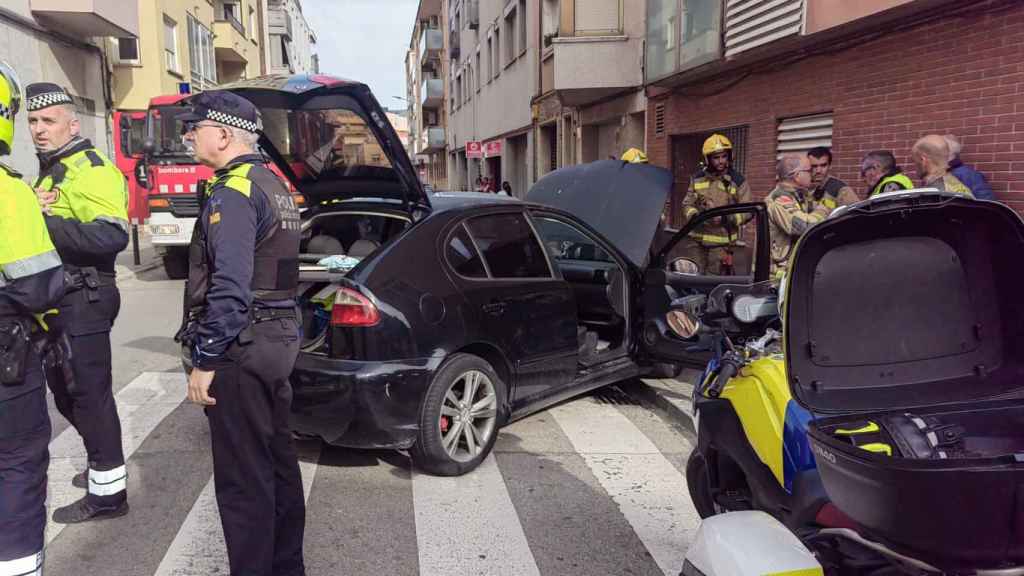 Agentes de la Policía Municipal de Terrassa con el coche que ha embestido a uno de ellos