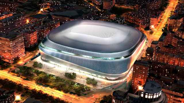 El estadio Santiago Bernabéu de noche