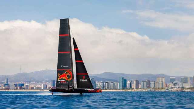 Velero del Alinghi Red Bull Racing surcando el mar