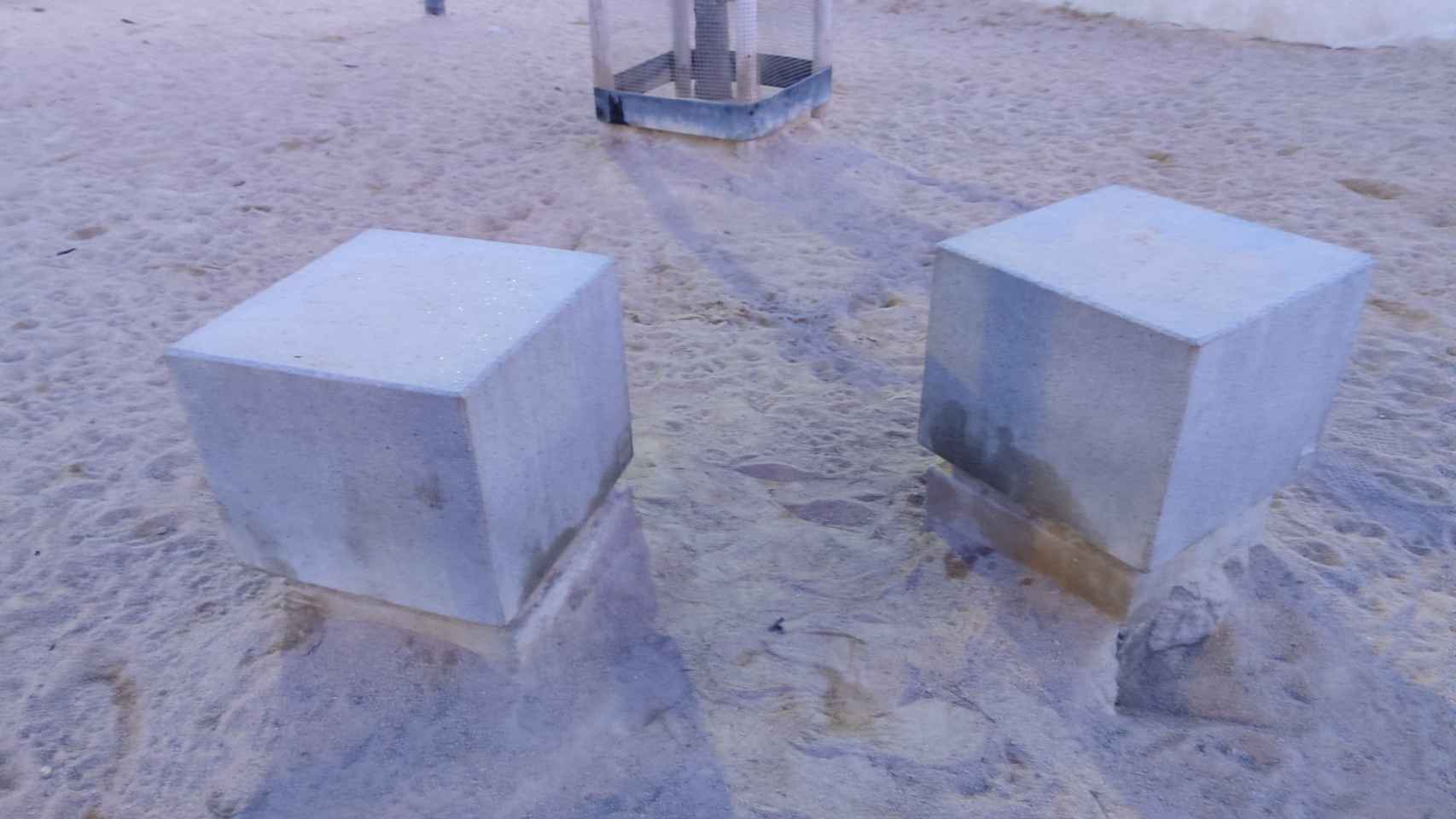 Bloques de cemento en el pipicán de Sant Martí
