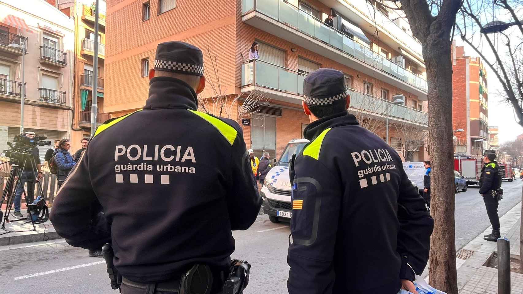 Agentes de la Guardia Urbana de Badalona en la calle Canigó