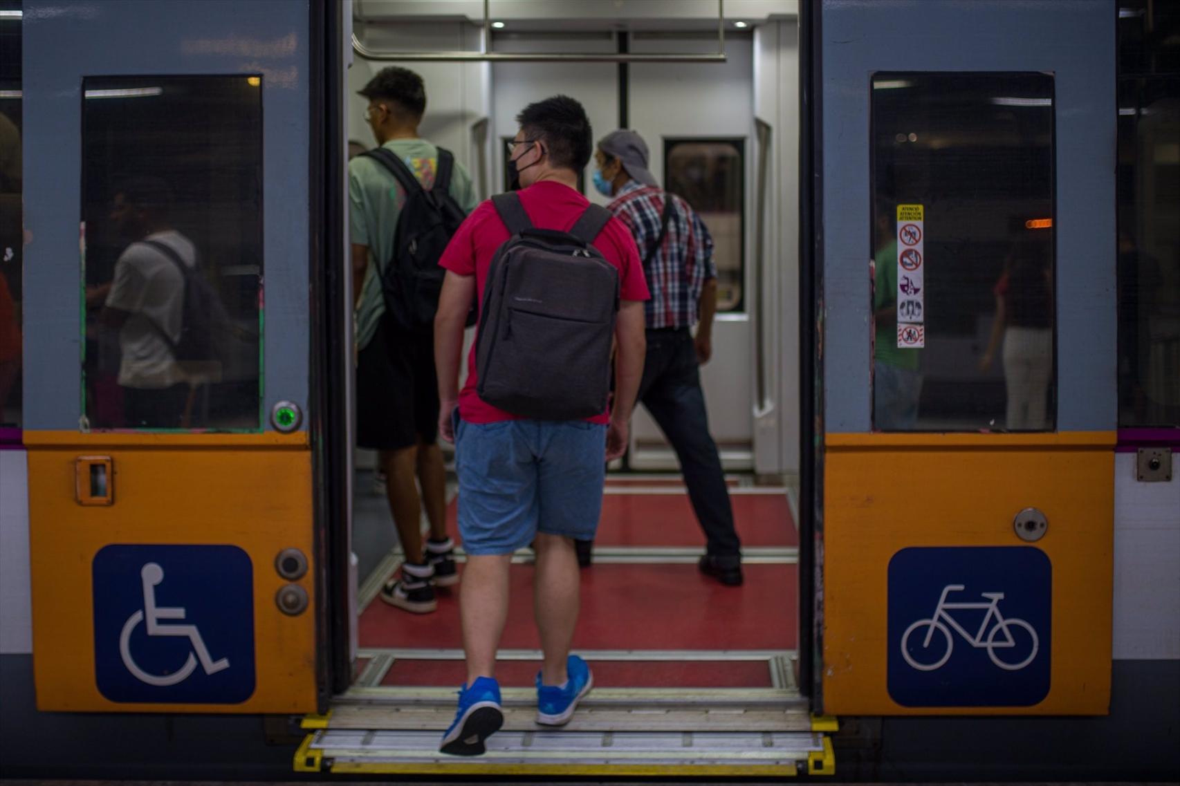 Usuarios de Rodalies en la estación de Sants de Barcelona