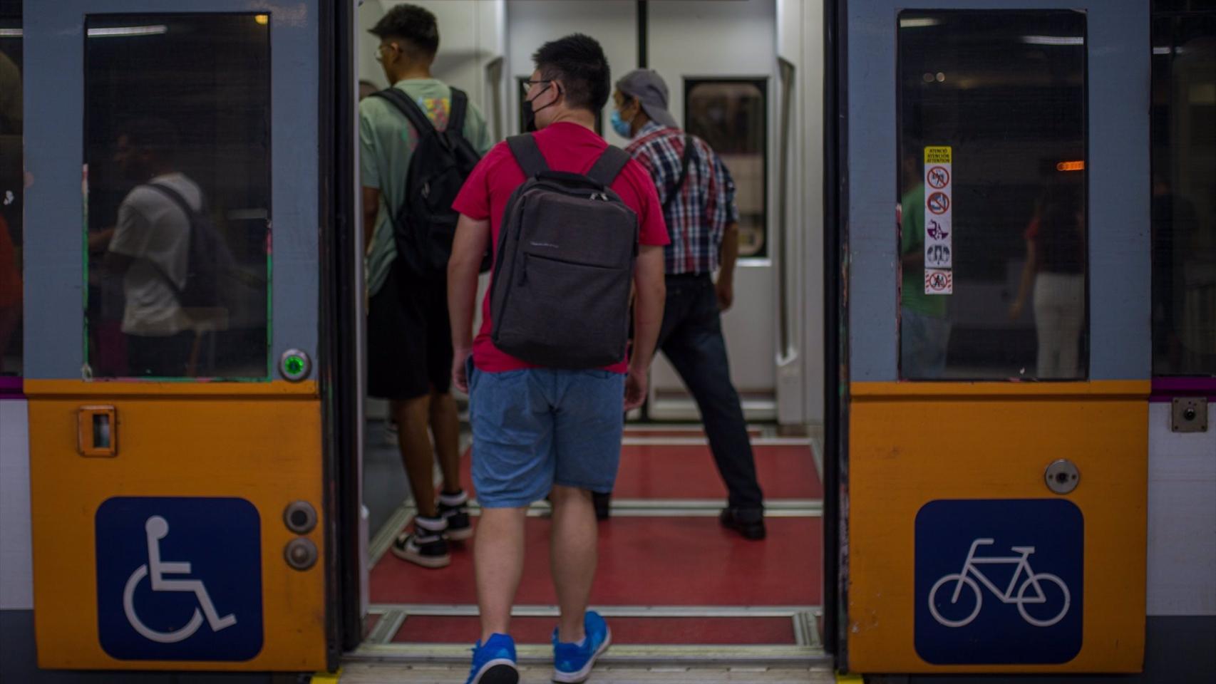 Viajeros en un tren de Rodalies de la estación de Sants