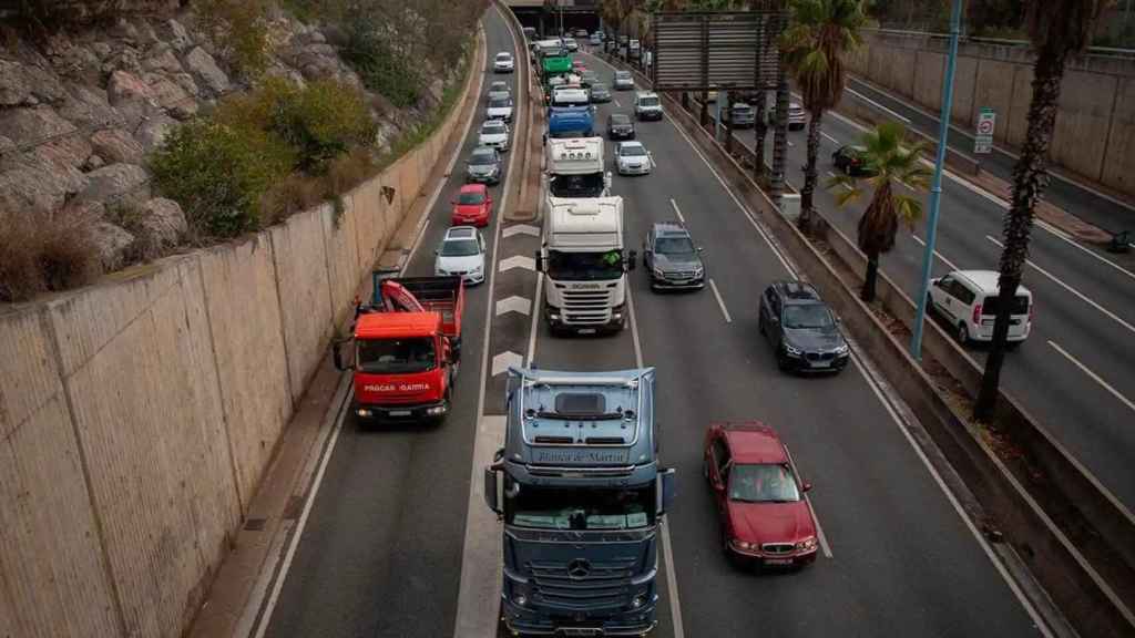 Protesta de transportistas en la ronda de Dalt