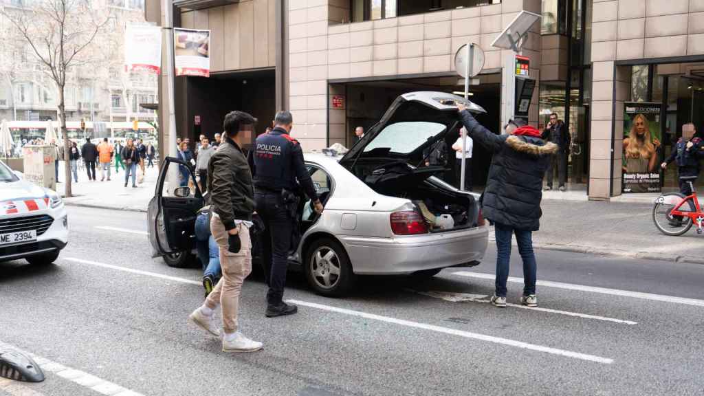 Los Mossos d'Esquadra registrando el coche del detenido