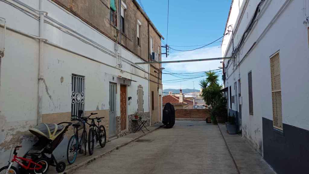 Una de las calles con viviendas del vecindario de La Font de la Guatlla