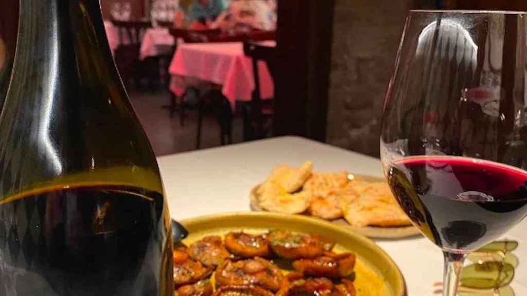 Una tapa y una copa de vino de la emblemática Bodega Sepúlveda