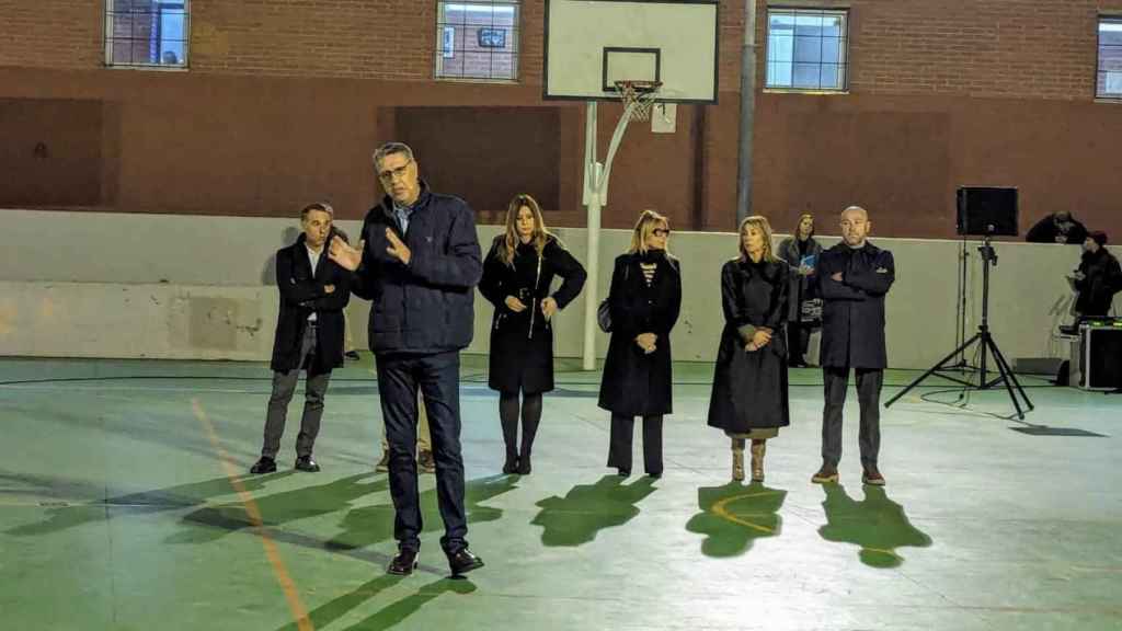 El alcalde Albiol y parte de su equipo en una reunión con los vecinos afectados por el mortal derrumbe de Badalona