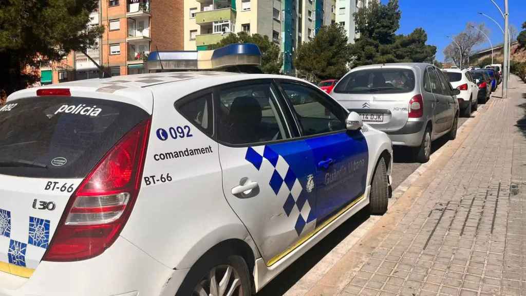 Un coche de la Guardia Urbana de Badalona en el Turó d'en Caritg