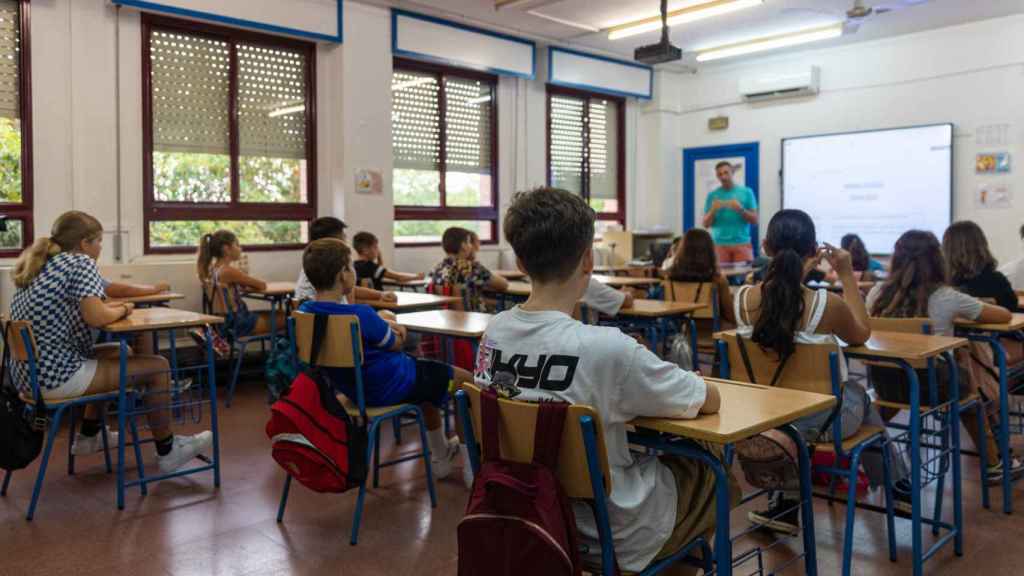 Alumnos en una escuela en una imagen de archivo