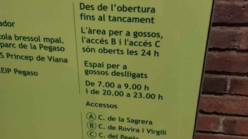 Cartel con horarios desactualizados en La Pegaso