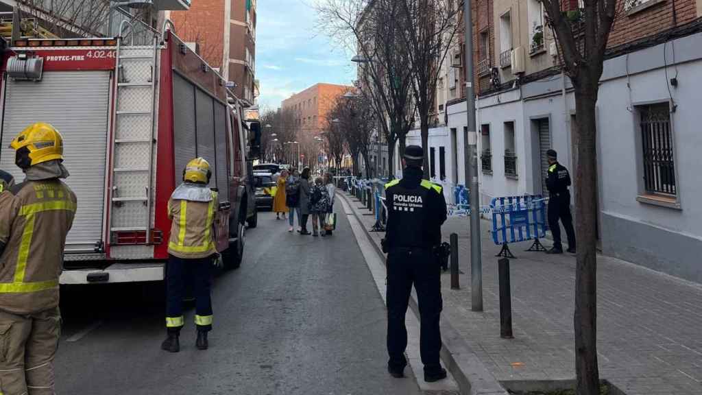 Bomberos y policía en el desalojo del número 11 de Canigó, en Badalona