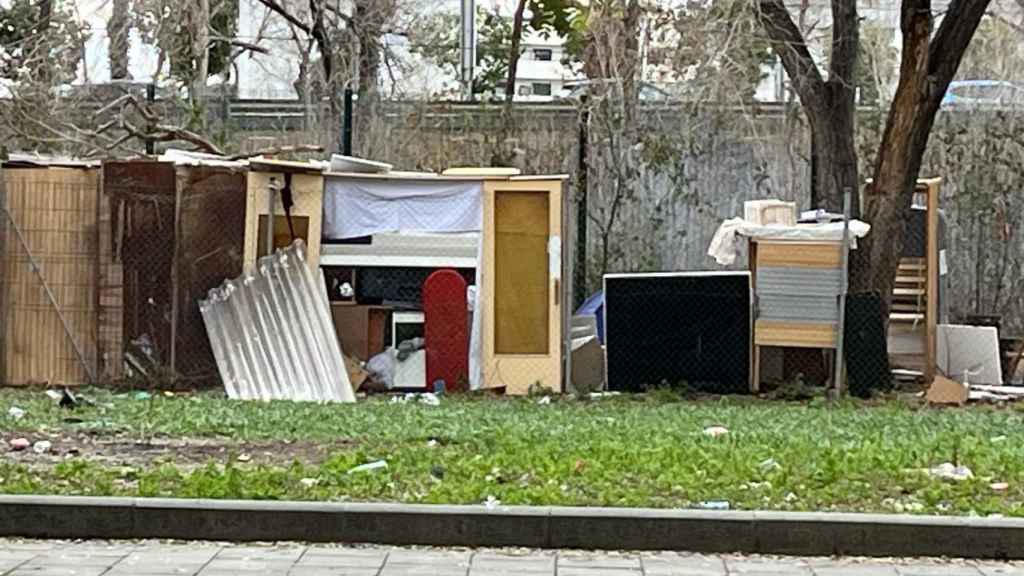 Chatarra y un campamento de sintechos en un solar abandonado de La Mina