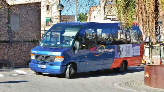 Un autobús Autocorb en una pendiente de Corbera de Llobregat