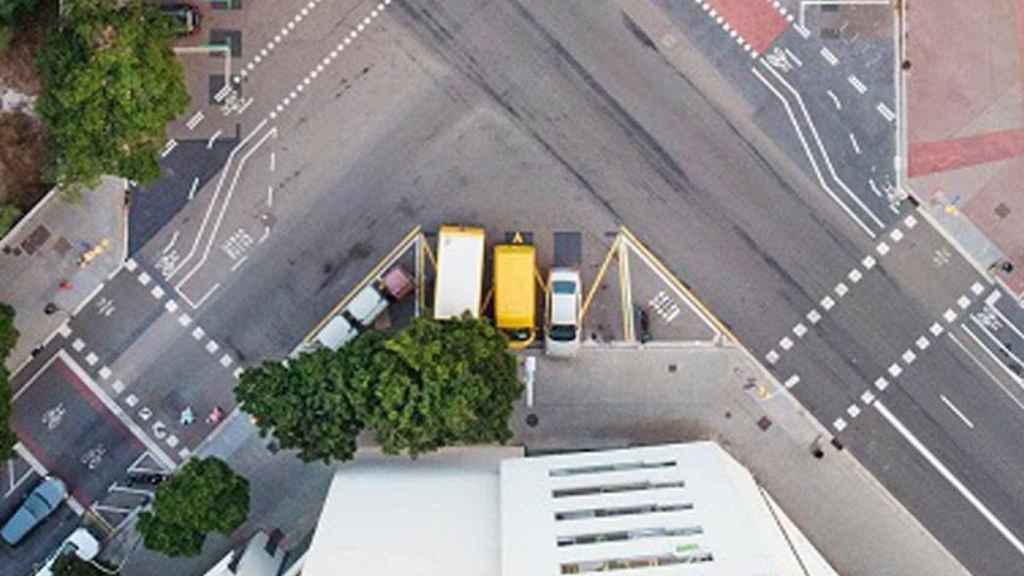 Vehículos estacionados en un área de carga y descarga