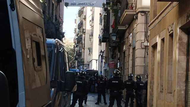 Los Mossos d'Esquadra intervienen con furgonetas para desalojar a los activistas