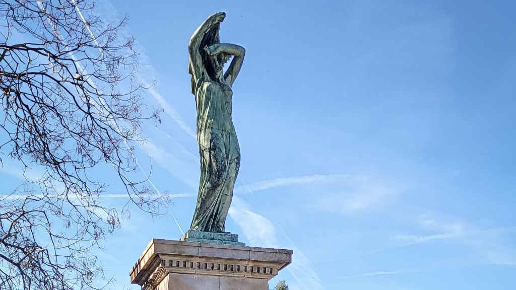 Escultura de Jaume Duran, un héroe de la aviación que murió en Barcelona