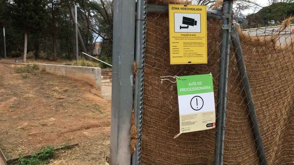 Aviso de procesionaria en los jardines de la Torre Girona