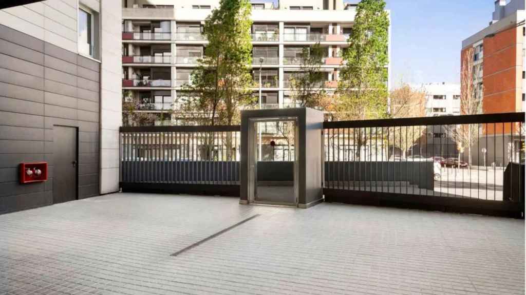 Entrada a uno de los apartamentos de La Mina ofertados en Airbnb