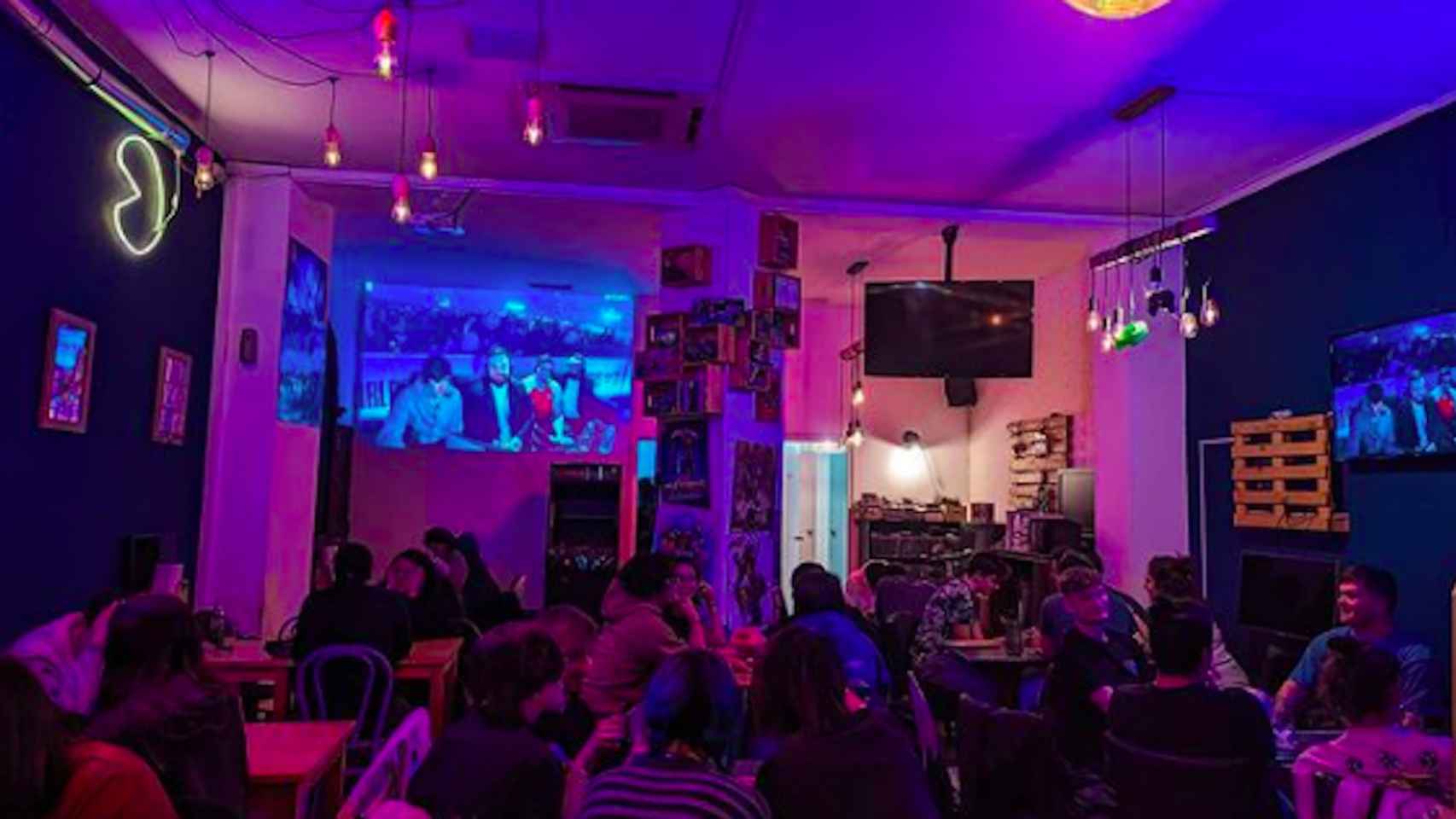 El bar Checkpoint Gaming Lounge de Barcelona lleno de gente