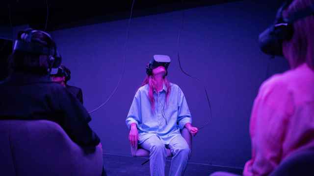 Personas disfrutando de la experiencia de realidad virtual en la Casa Amatller