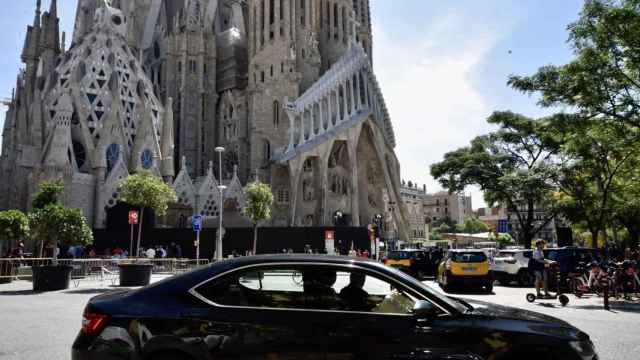 Un vehículo VTC en el entorno de la Sagrada Família de Barcelona