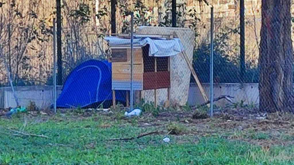 Parte del campamento improvisado en un solar de La Mina