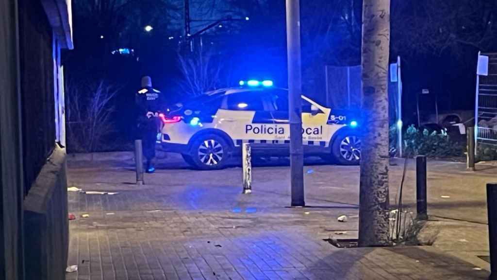 La Policía Local de Sant Adrià en el campamento de La Mina