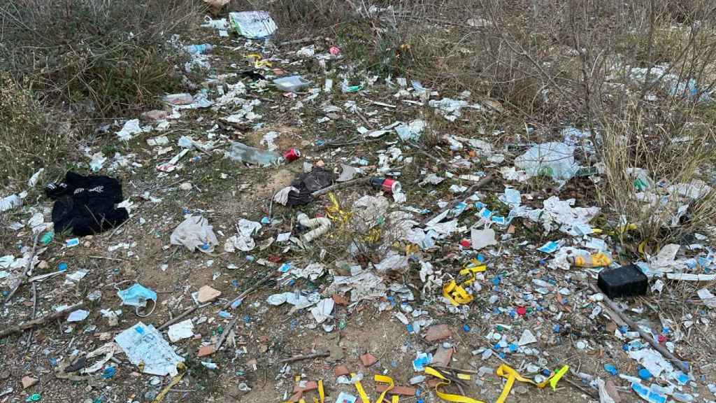 Suciedad y basura acumulada en el solar municipal de La Mina