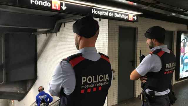 Dos Mossos d'Esquadra en la L1 del metro de Barcelona