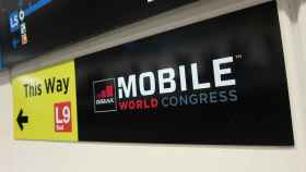 La L9 Sud del metro de Barcelona y con un cartel del Mobile World Congress (MWC)