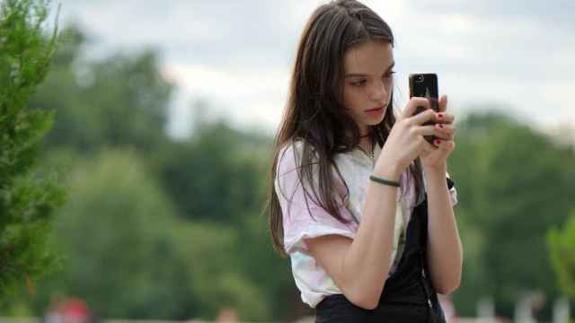 Hija menor de edad con un móvil