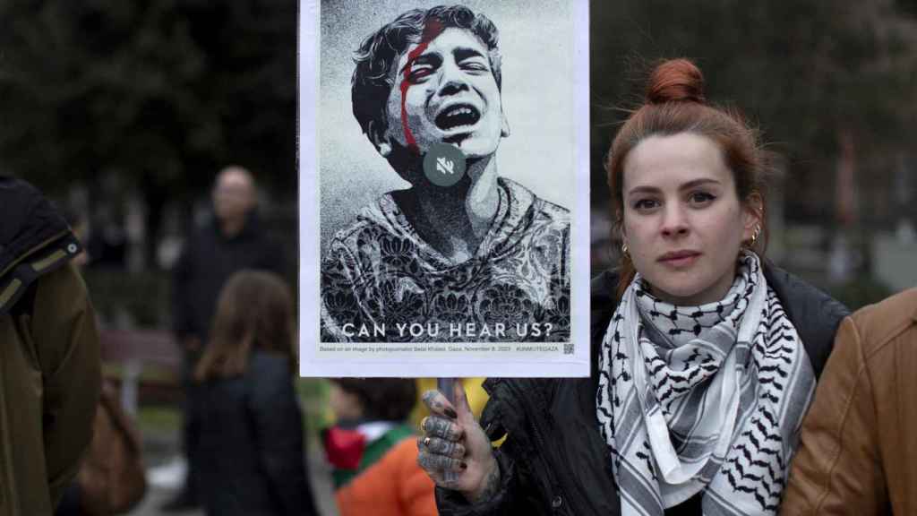 Manifestación de la coalición de entidades Basta de complicidad con Israel para exigir al Gobierno que cese la compra y venta de armas con el país hebreo, este domingo, en Barcelona