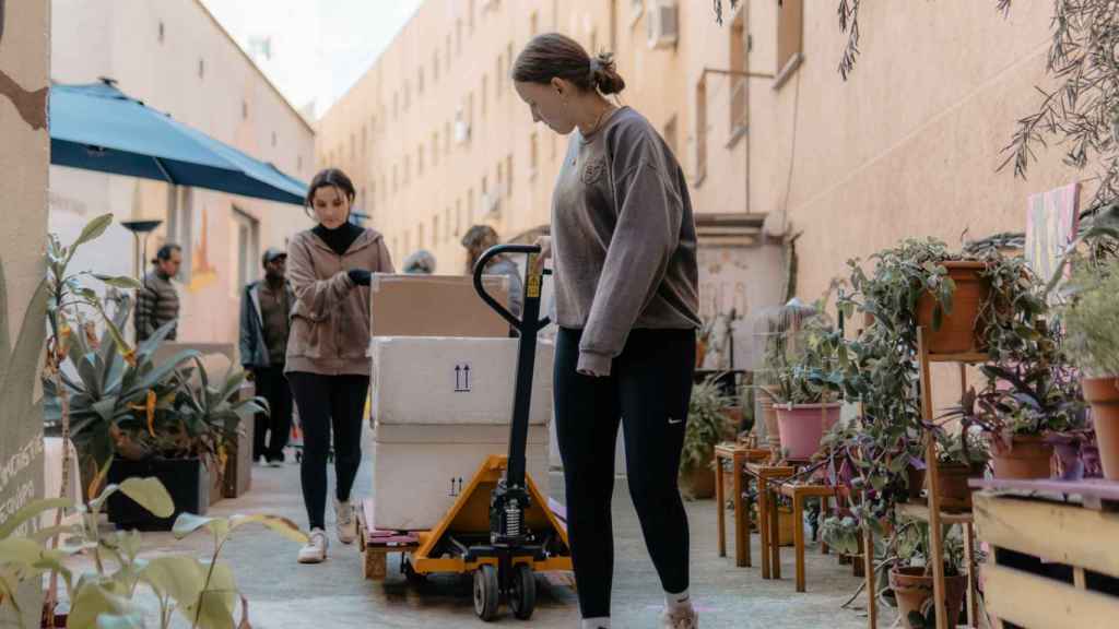 Voluntarios de la ONG EnriquezArte durante una recogida de alimentos