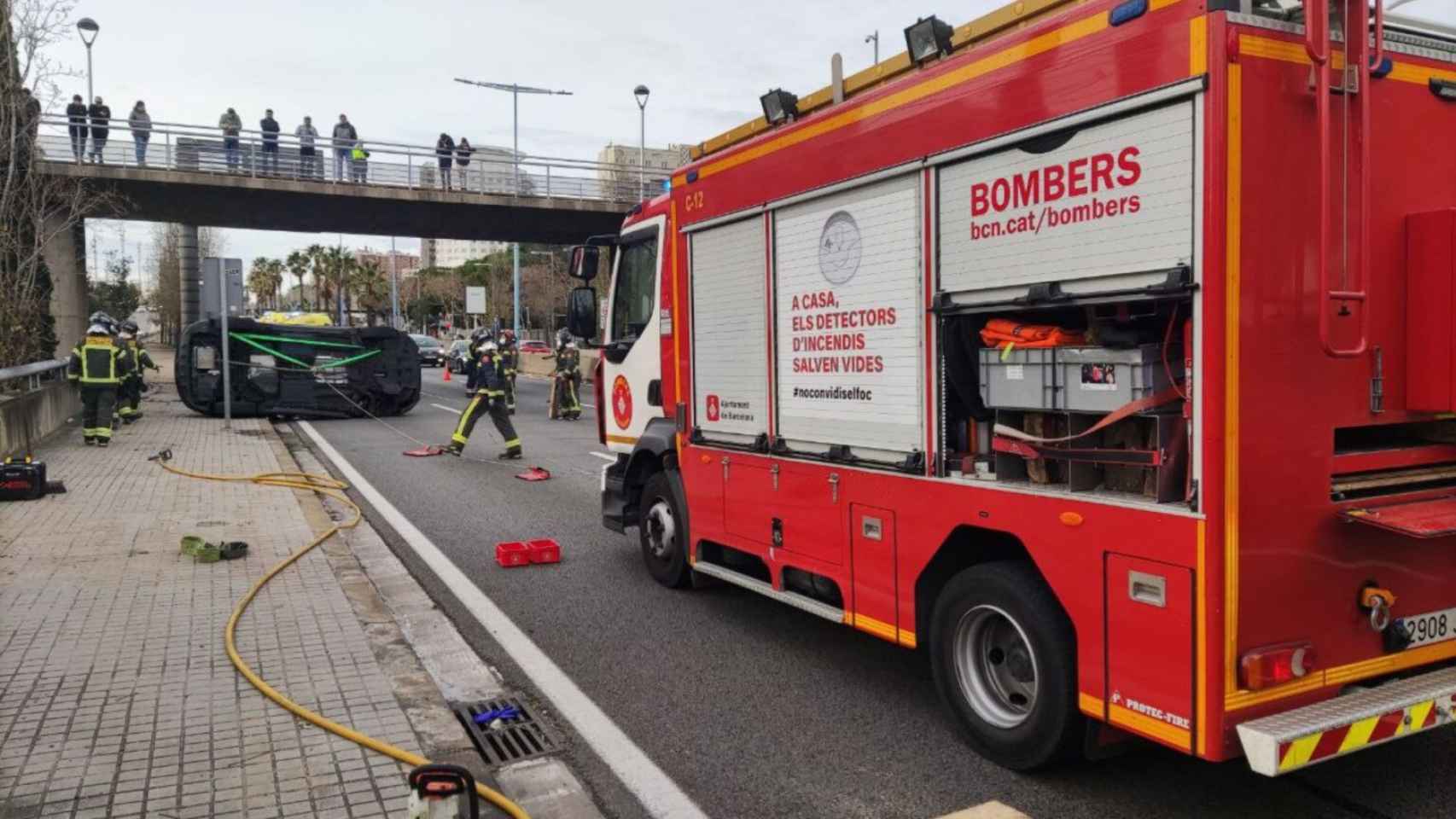 Los bomberos acuden a un accidente en la ronda de Dalt