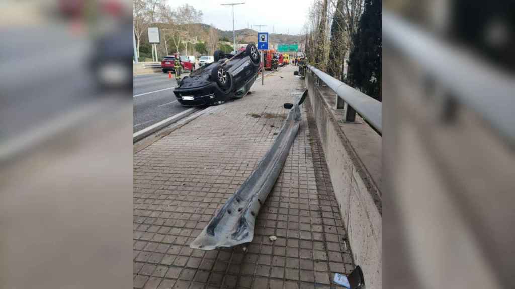 Los bomberos acuden a un accidente en la ronda de Dalt