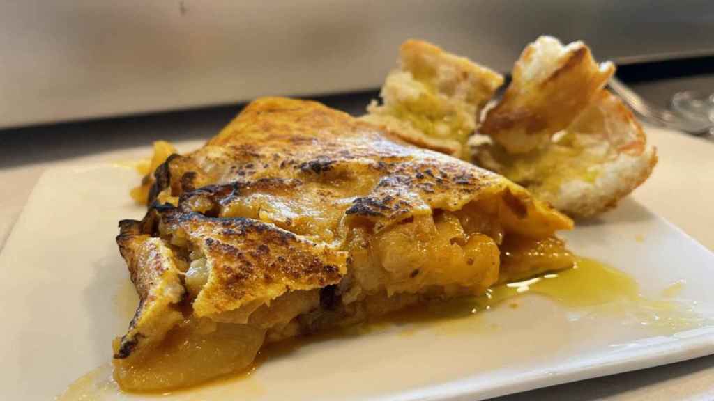 Tortilla de patatas del restaurante Bar El Pollo, en el Raval de Barcelona